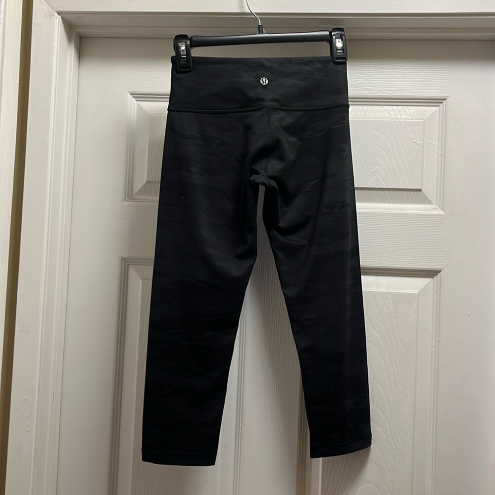 Lululemonn size 4 Wunder Under Crop 21” black oil slick camo